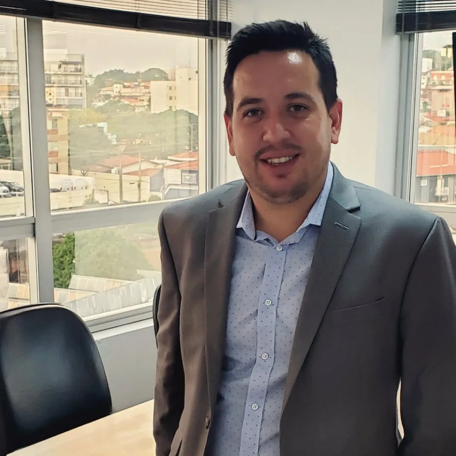 Gabriel Farias, sócio fundador da Midas, numa sala com janela